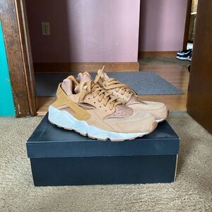 Nike Tan and Wheat Huarache Sneakers